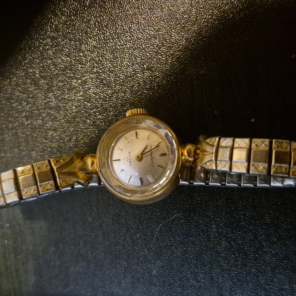 It's an omega 14 Kara gold watch - Picture 2 of 2